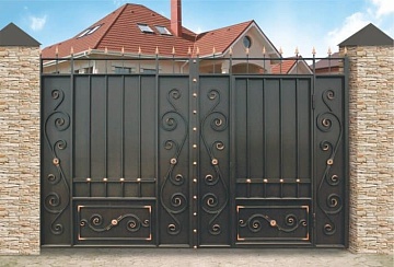 Распашные ворота с зашивкой листовым металлом и элементами ковки 2500х1800 мм
