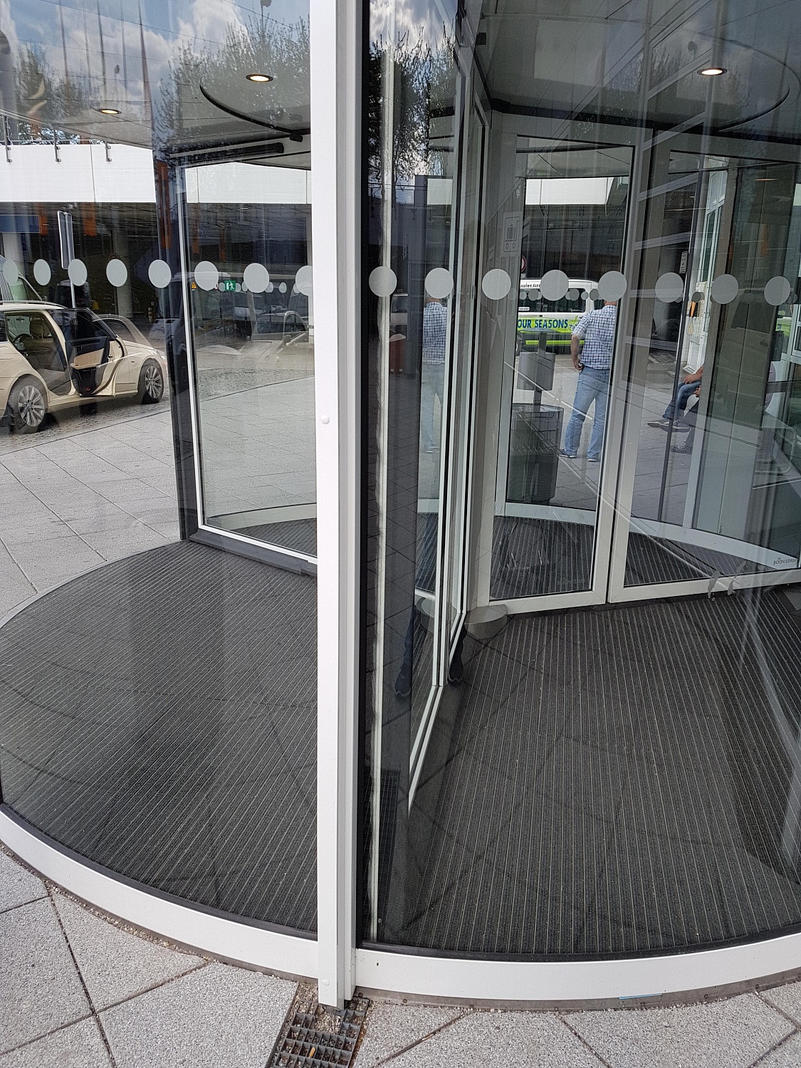 Заказать установку автоматических дверей в Геническе. Монтаж выполняется командой профессионалов с опытом работы более 9 лет. 